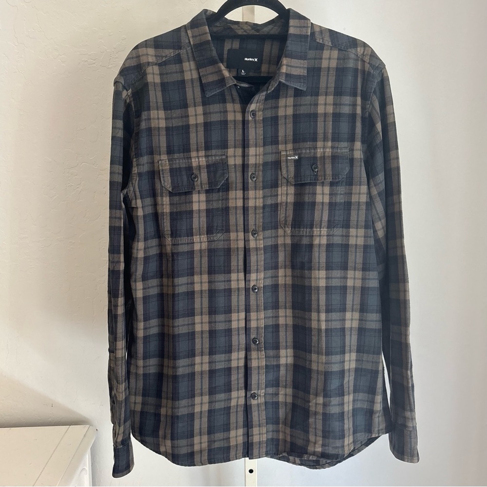 Hurley Dual Pocket Button Front Collared Cotton
Flannel Shirt in Olive, Large